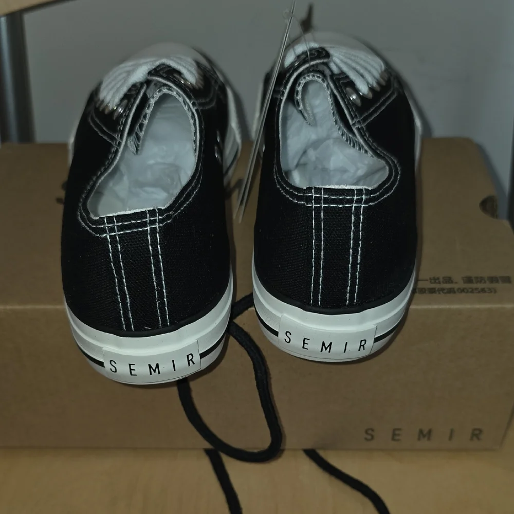 SEMIR Black/ White Men's Sneakers SZ 38, US Men 5.5 Or US Women 7 NWT in Box‎